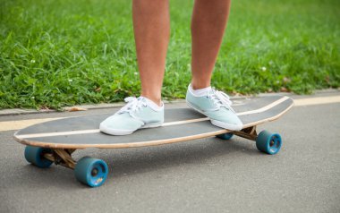 Bir longboard üzerinde paten kız