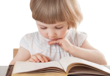 sevimli küçük kız kitap okuma