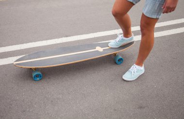 Bir longboard üzerinde paten kız