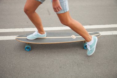 Bir longboard üzerinde paten kız