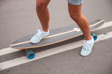 Bir longboard üzerinde paten kız