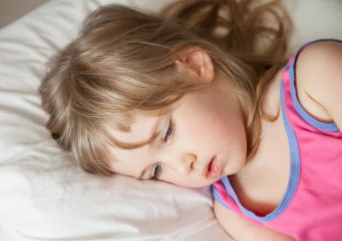 Sessiz küçük kız bir yatakta