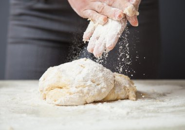 Kadının el hamur yoğurmak 