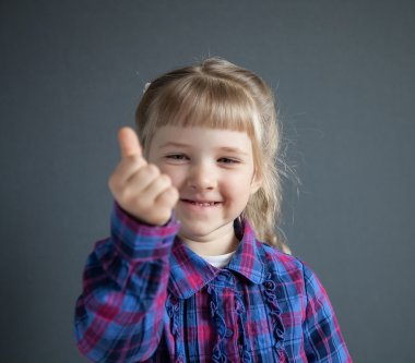 Küçük kız gösteren thumd kadar