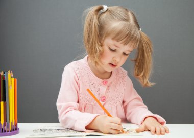 Güzel küçük kız kırmızı kalemle çizim