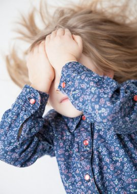 küçük kızın gözleri kapalı