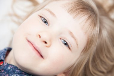 sevimli küçük bir kız portresi