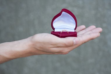 Kilise bir yüzük kutusuyla tutan el