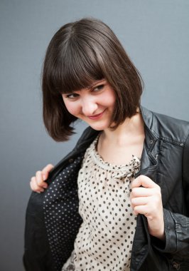 gülümseyen güzel bir kız portresi