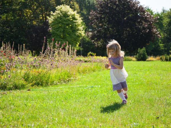 Porträt eines laufenden kleinen Mädchens — Stockfoto