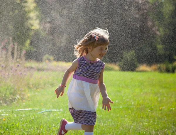 Retrato de niña corriendo — Foto de Stock