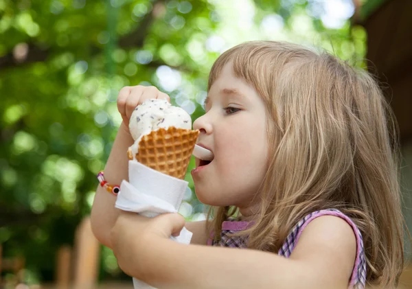 아이스크림을 먹는 예쁜 소녀 — 스톡 사진