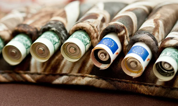 Dolar ve euro arasında para birimi savaş