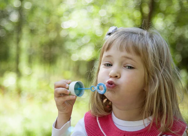 Charmig liten flicka att göra såpbubblor — Stockfoto