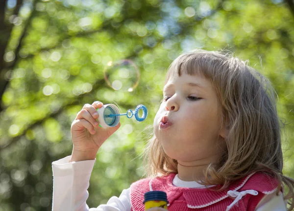 Lilla flickan att göra såpbubblor — Stockfoto