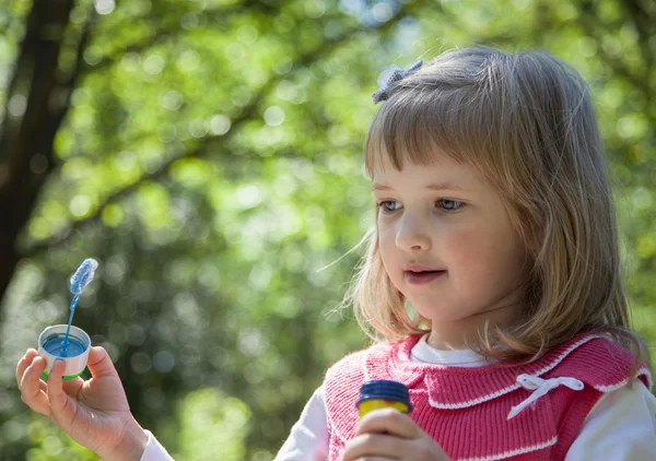 Чарівна маленька дівчинка робить мильні бульбашки — стокове фото