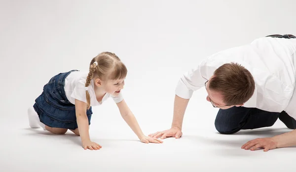 Отец и его маленькая дочь играют — стоковое фото
