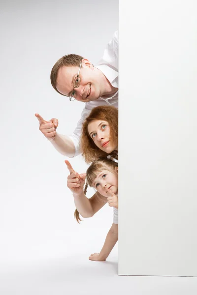 Mor, far och dotter med vit affisch — Stockfoto