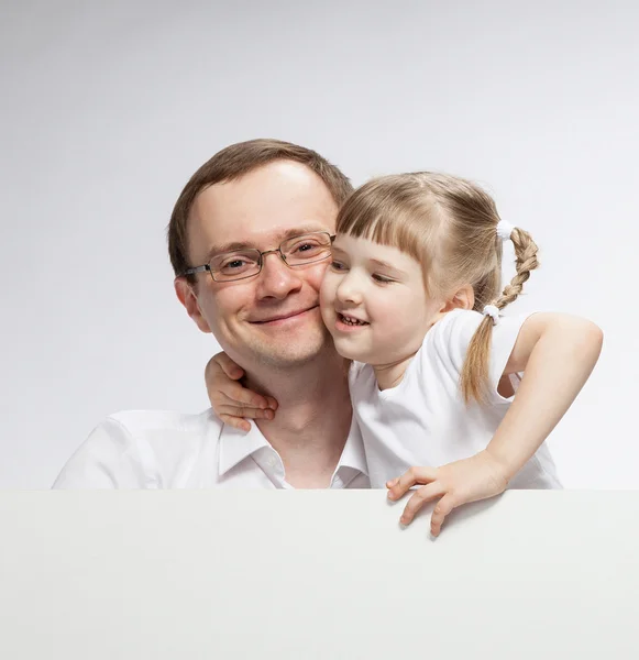 Šťastná rodina s bílým plakát — Stock fotografie