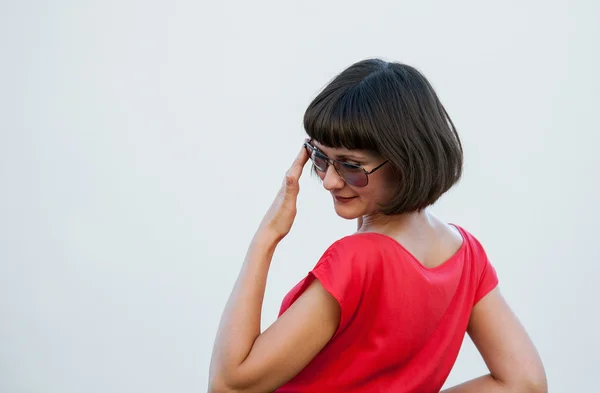 Jonge vrouw met zonnebril — Stockfoto