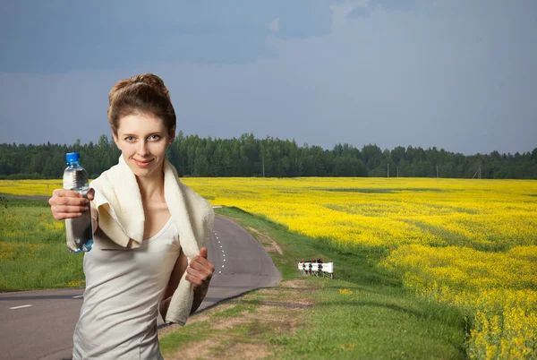 Žena s lahví vody — Stock fotografie