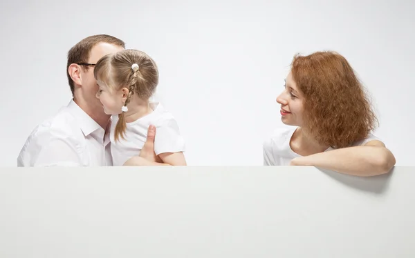 Gelukkige familie met lege plakkaat — Stockfoto