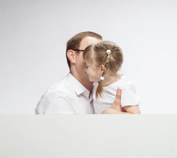 Vater flüstert seiner Tochter ein — Stockfoto