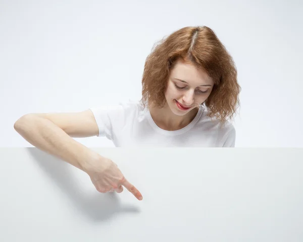 Frau zeigt auf leeren Schreibtisch — Stockfoto