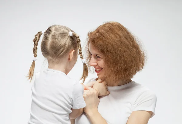 Anne ve küçük kızının oynarken — Stok fotoğraf