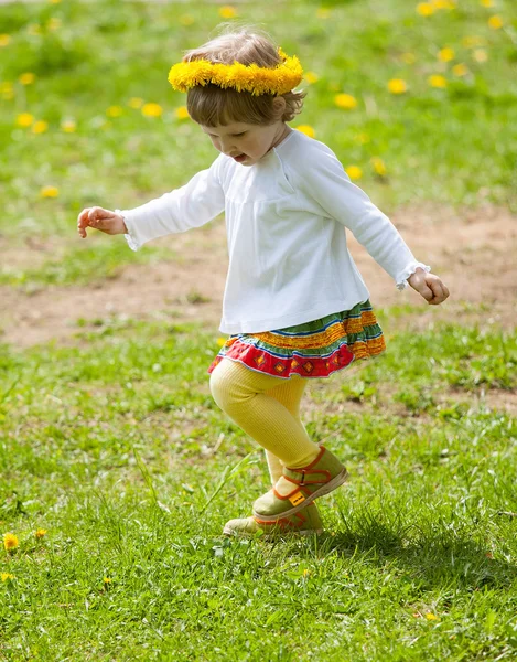 Ragazzina che corre su un prato — Foto Stock