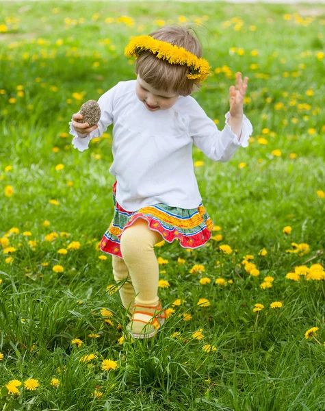 Liten flicka som körs på en äng — Stockfoto