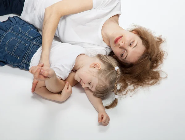 Mãe abraçando sua filha adormecida — Fotografia de Stock