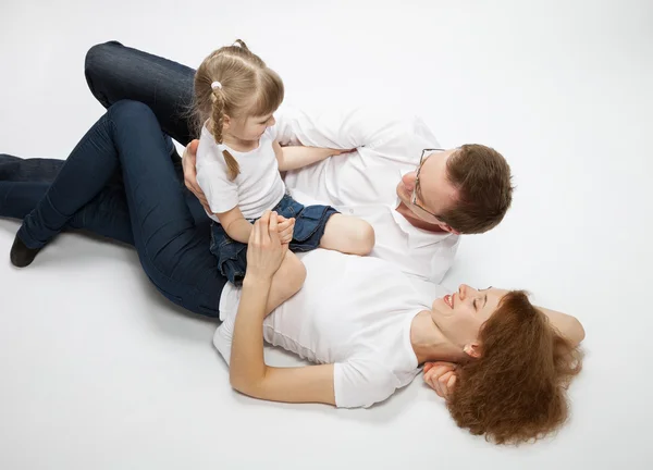 Família feliz brincando com a filha — Fotografia de Stock