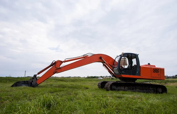 Graafmachine werken aan een veld — Stockfoto