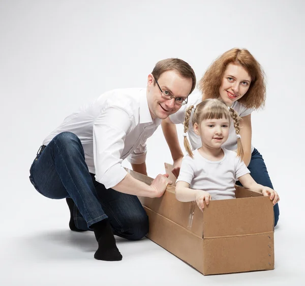 Glückliche Familie spielt mit Tochter — Stockfoto