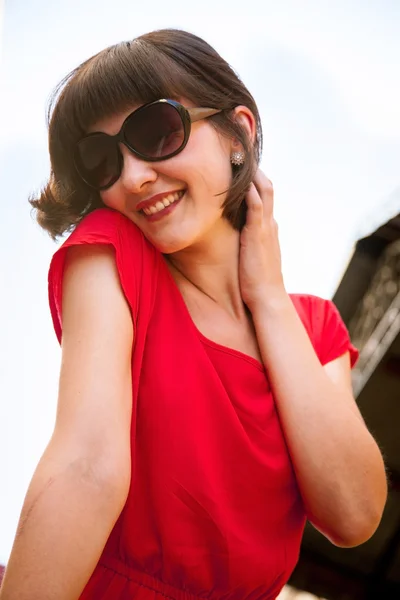 Vrouw in een rode jurk — Stockfoto