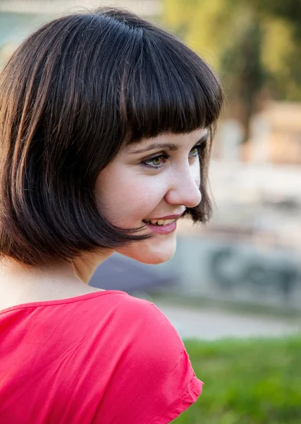 Glücklich lächelnde junge Frau — Stockfoto