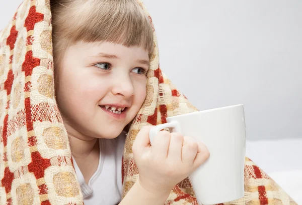 Kleines Mädchen mit Tasse — Stockfoto