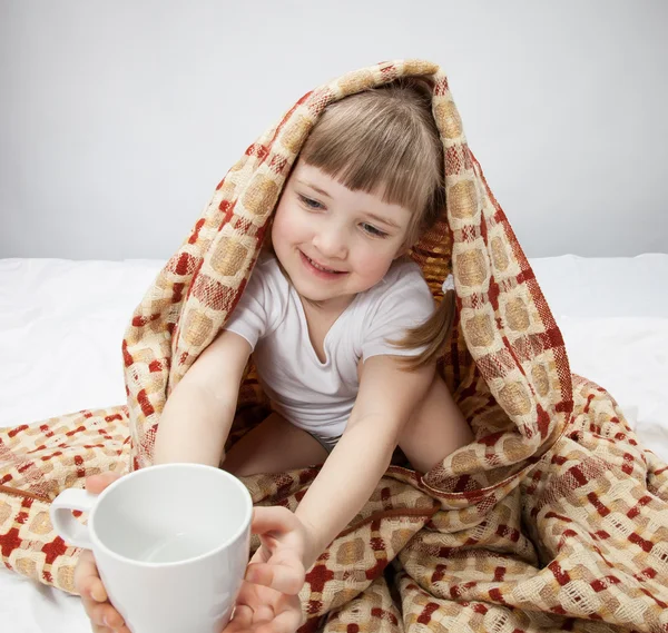 Petite fille avec tasse — Photo