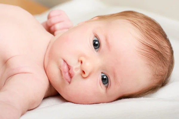 Porträt eines neugeborenen Mädchens — Stockfoto