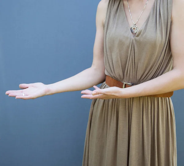 Woman proposing something — Stock Photo, Image