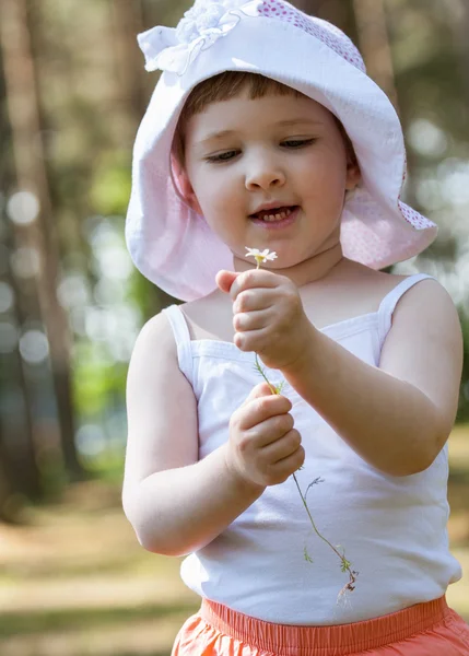 Niña sosteniendo una margarita —  Fotos de Stock