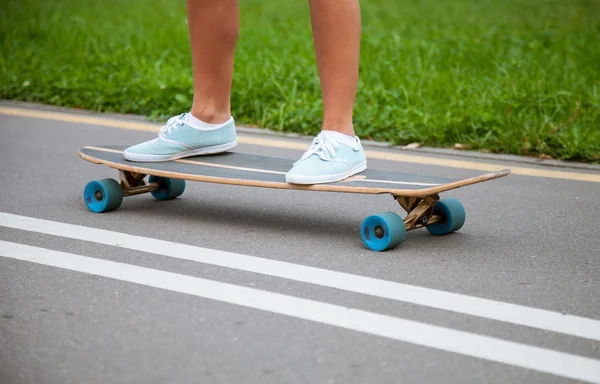 인식할 수 없는 소녀 longboard에 스케이트 — 스톡 사진