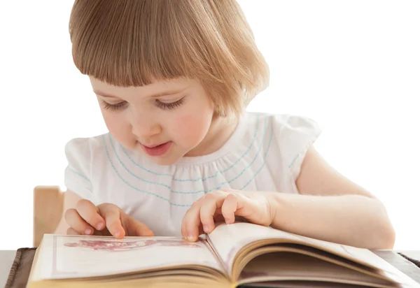 Menina lendo um livro interessante — Fotografia de Stock