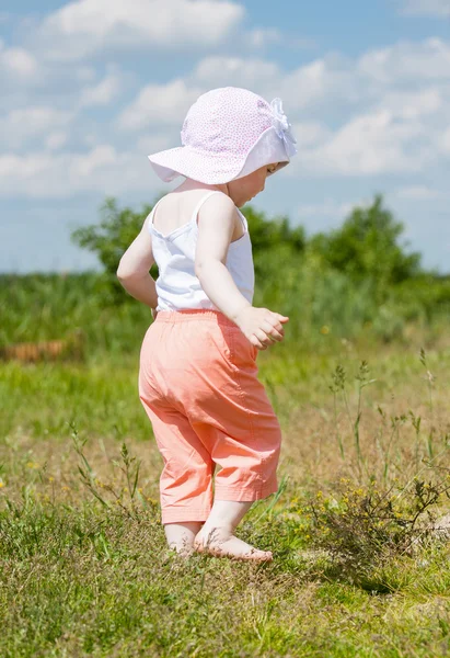 Enfant marchant sur une prairie — Photo