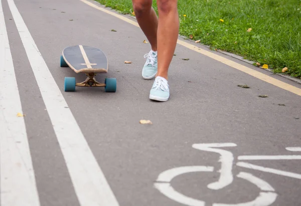 Fille patiner sur un longboard à l'extérieur — Photo