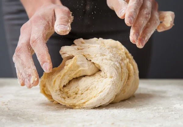 Mains de femme pétrir la pâte — Photo