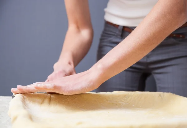 Las manos de la mujer estirar la masa — Foto de Stock