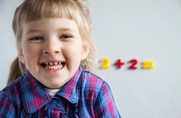 Весела маленька дівчинка вчиться рахувати — стокове фото