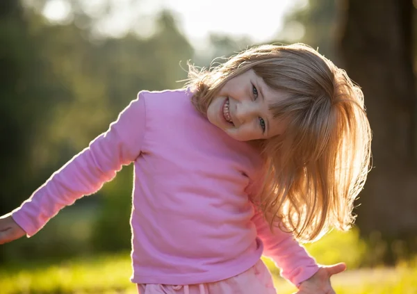 Portrait d'une jolie petite fille — Photo